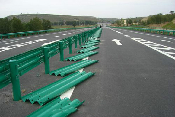 驻马店波形护栏的维护与管理确保道路安全的关键步骤
